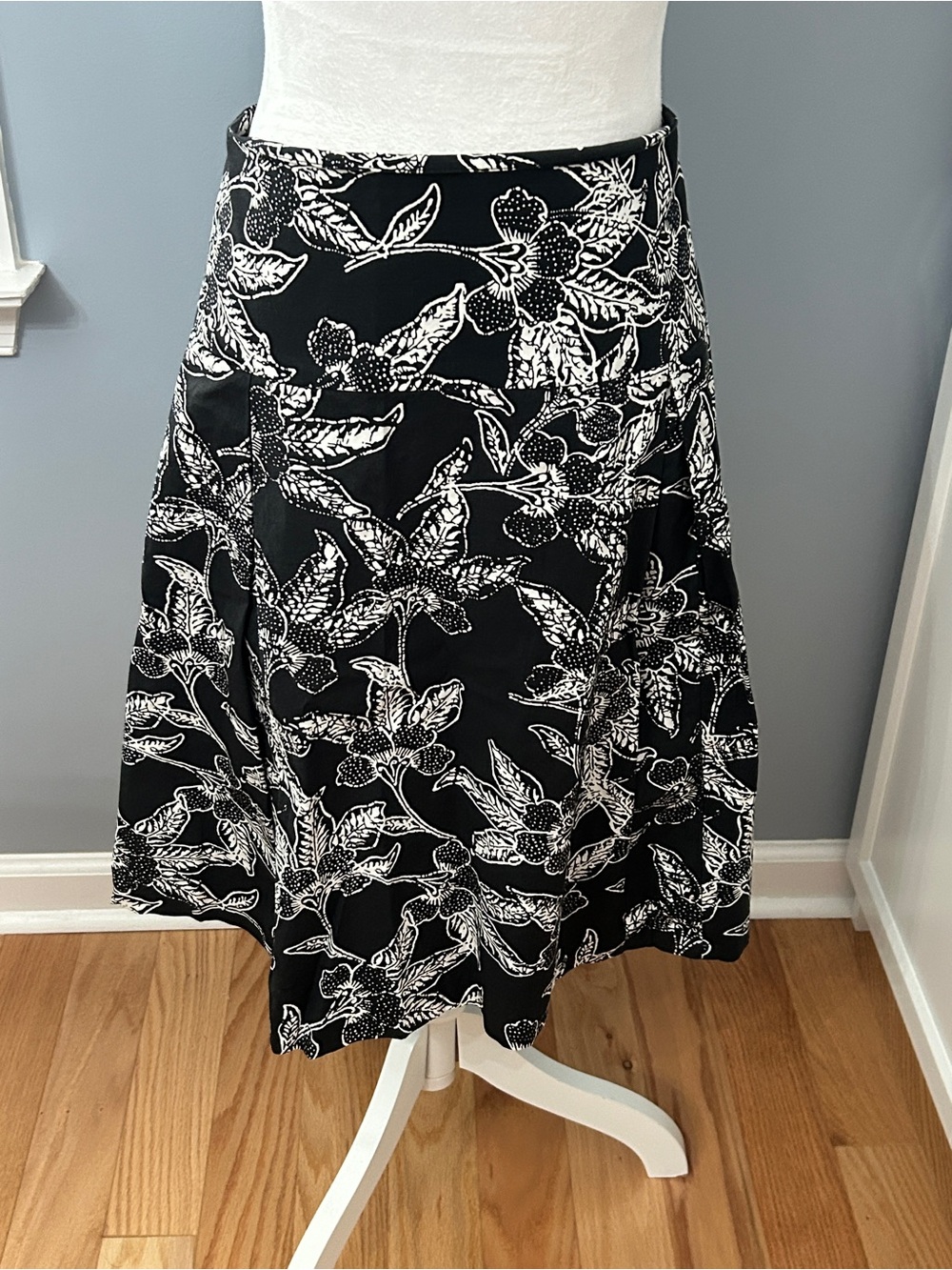 J. McLaughlin Black & White Batik Floral Print Skirt Size 12 A-Line Cotton Blend